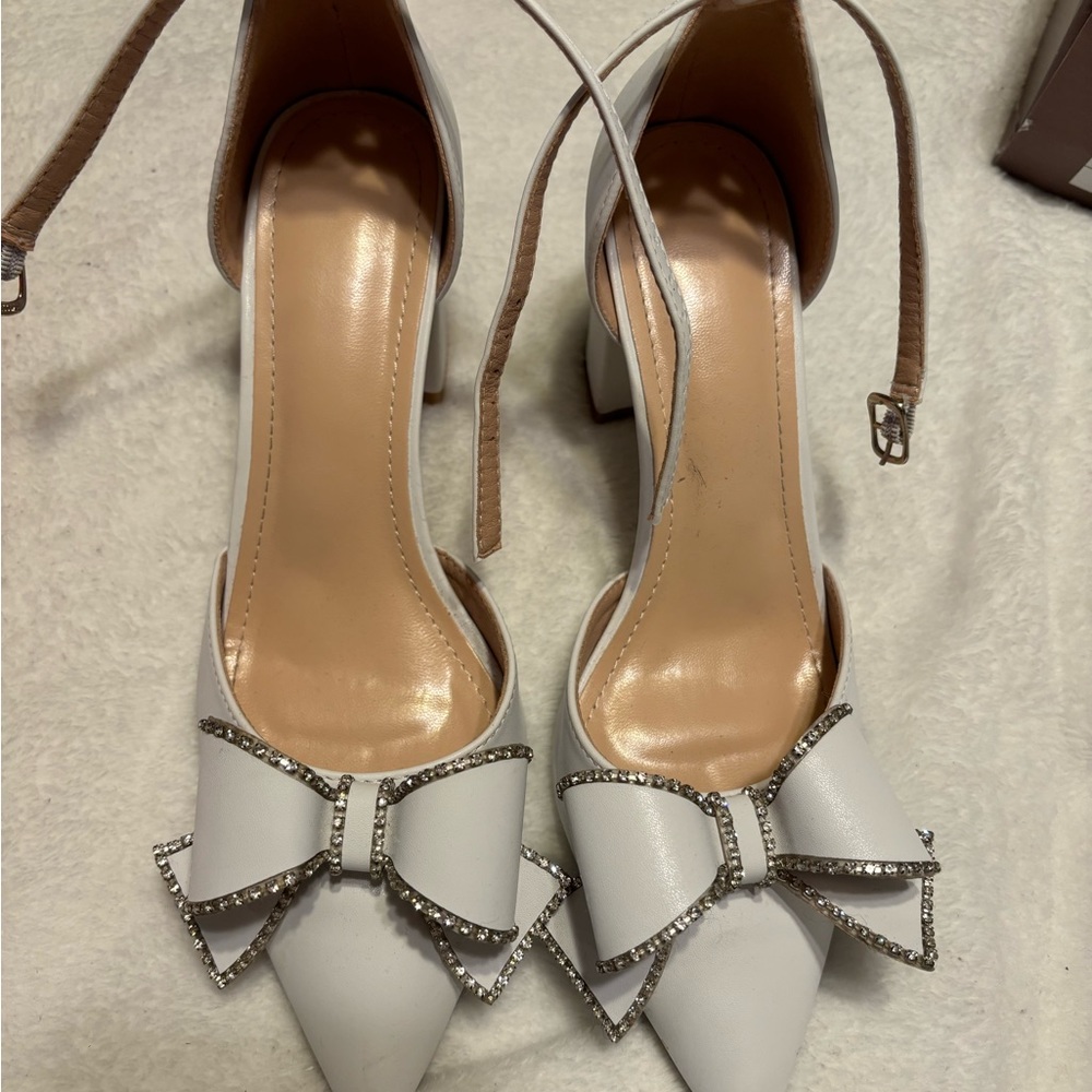 White heels with bow